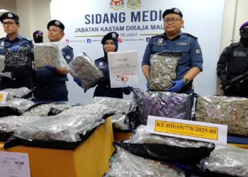 SITI Mang menunjukkan sebahagian dadah yang dirampas pada sidang akhbar di Cawangan Narkotik, Ibu Pejabat JKDM, Kampung Jijan, Nilai, Seremban, Negeri Sembilan hari ini. UTUSAN/MOHD. SHAHJEHAN MAAMIN