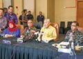 AHMAD Zahid Hamidi dalam sidang akhbar Mesyuarat Pelarasan Bersama Exco Luar Bandar di Ipoh, Perak, semalam. Turut hadir, Menteri Besar, Datuk Seri Saarani Mohamad. – UTUSAN/MUHAMAD NAZREEN SYAH MUSTHAFA