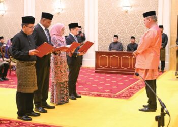 SULTAN Ibrahim berkenan menyaksikan (dari kiri) Menteri Ekonomi, Akmal Nasrullah Mohd Nasir; Menteri Sumber Manusia, Datuk Seri R.Ramanan; Menteri Perladangan dan Komoditi, Datuk Seri Dr. Noraini Ahmad dan Menteri Sumber Asli dan Kelestarian Alam, Datuk Seri Arthur Joseph Kurup mengangkat sumpah pada Istiadat Pengurniaan Surat Cara Pelantikan dan Istiadat Mengangkat Sumpah Jawatan dan Setia serta Sumpah Simpan Rahsia Menteri dan Timbalan Menteri Persekutuan di Istana Negara, semalam. – JABATAN PENERANGAN
