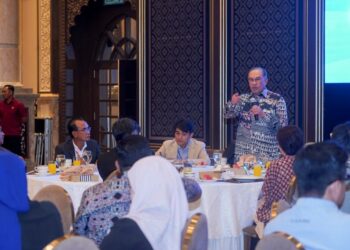 ANWAR Ibrahim menyampaikan taklimat kepada ketua-ketua pengarang media tempatan dan antarabangsa di Putrajaya, semalam. – UTUSAN/FAISOL MUSTAFA