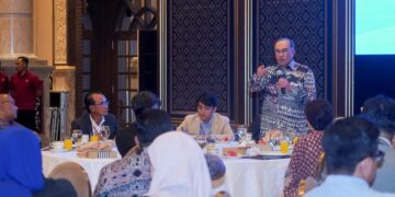 ANWAR Ibrahim menyampaikan taklimat kepada ketua-ketua pengarang media tempatan dan antarabangsa di Putrajaya, semalam. – UTUSAN/FAISOL MUSTAFA