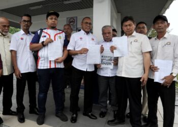 ADUN Iskandar Puteri Datuk Pandak Ahmad (empat dari kiri) bersama ketua kampung, persatuan belia dan NGO menunjukkan salinan laporan polis berhubung kenyataan berbaur hinaan oleh seorang aktivis Fahmi Reza  di IPD Iskandar Puteri disini. UTUSAN/RAJA JAAFAR ALI