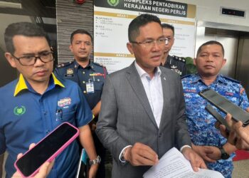 RAHIMI Ismail (dua dari kanan) ketika ditemui selepas mempengerusikan Mesyuarat PKOB di pejabat Setiausaha Kerajaan Negeri, di Kangar, Perlis semalam. -UTUSAN/ASYRAF MUHAMMAD