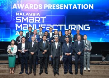 TENGKU Zafrul (empat dari kanan) bersama para pemenang pada Majlis Malaysia Smart Manufacturing Awards (MSMA) 2025 yang berlangsung di Menara MATRADE, Kuala Lumpur.