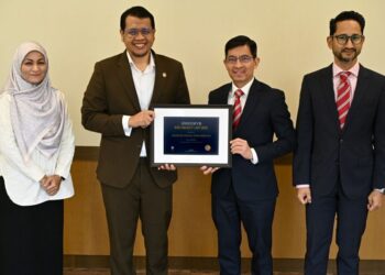 FAROZE Nadar (dua dari kiri) ketika menyerahkan sijil pengiktirafan ESG Select List 2025 kepada Datuk Mohd Muazzam Mohamed (dua dari kanan) di Menara Bank Islam, Kuala Lumpur.