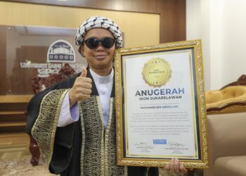 USTAZ Mad Kecik menerima pengiktirafan Ikon Sukarelawan 2025 sempena Majlis Konvokesyen Kemahiran, Keusahawanan dan Kesukarelawan, Pertubuhan TVETec Malaysia (TVETec Malaysia) 2025 di USIM, Nilai, Seremban hari ini. - UTUSAN/AMIR KHALID