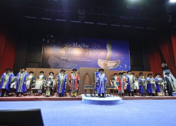 MUSA Ahmad (tengah) dan Mohd. Yusof (depan, lima kiri) hadir pada Majlis Konvokesyen Kemahiran, Keusahawanan, Sukarelawan, Profesional TVETec Malaysia di Dewan Tuanku Canselor, USIM, Nilai, Seremban hari ini. - UTUSAN/AMIR KHALID