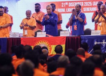 AHMAD Zahid Hamidi (tengah) ketika hadir merasmikan Mesyuarat Agung Tahunan Ke-17 Parti Makkal Sakti di Seberang Jaya, Pulau Pinang, hari ini. - UTUSAN/DANIAL SAAD