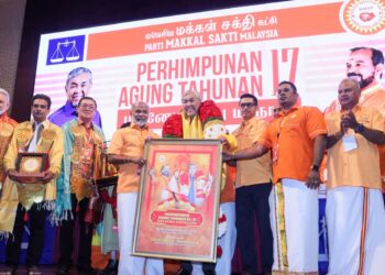 AHMAD Zahid Hamidi (tengah) ketika menghadiri Mesyuarat Agung Tahunan Ke-17 Parti Makkal Sakti di Seberang Jaya, Pulau Pinang hari ini. -UTUSAN/DANIAL SAAD