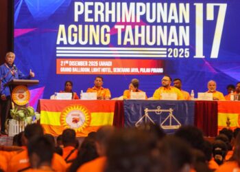 AHMAD Zahid Hamidi (kiri) ketika berucap pada majlis perasmian Mesyuarat Agung Tahunan Ke-17 Parti Makkal Sakti di Seberang Jaya, Pulau Pinang hari ini. - UTUSAN/DANIAL SAAD