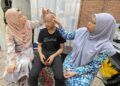 NUR Hidayah Salleh (kanan) menunjukkan kesan pembedahan kepala Muhammad Danish Akif  kepada Pengerusi Cancer Survivors Malaysia (CSM), Zuraini Kamal di Taman Cahaya, Jitra di Kubang Pasu, Kedah.