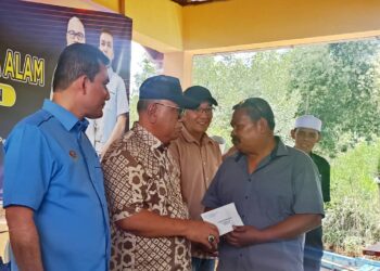 MOHD. Zolkafly Harun menyampaikan bantuan kepada nelayan pada Majlis Penyerahan Sumbangan Khas Bencana Alam Nelayan Kawasan Manjung Selatan di Jeti LKIM,  Pasir Pandak, Batu 8 Lekir, Sitiawan, Lumut, Perak.