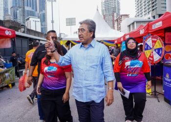 JOHARI Abdul Ghani (tengah) ketika melawat gerai-gerai pada Majlis Pelancaran Citrawarna Kampung Baru di Kuala Lumpur hari ini. - UTUSAN/ISKANDAR ISHAK