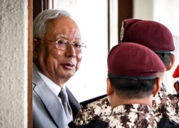 NAJIB Razak ketika tiba di Mahkamah Tinggi Kuala Lumpur semalam, bagi mendengar keputusan rayuan mengenai Titah Adendum. 
– UTUSAN/MUHAMAD IQBAL ROSLI