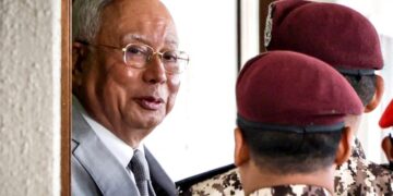 NAJIB Razak ketika tiba di Mahkamah Tinggi Kuala Lumpur semalam, bagi mendengar keputusan rayuan mengenai Titah Adendum. 
– UTUSAN/MUHAMAD IQBAL ROSLI