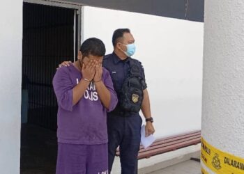 MUHAMMAD Farhan Zulkefli didakwa membunuh nenek dan cuba membunuh moyangnya di Mahkamah Majistret Sungai Petani, hari ini.