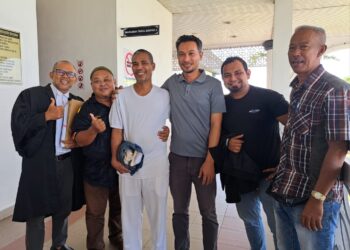 SIDI Ahmad Amin Mamat (tiga dari kiri) selepas dibebaskan daripada tuduhan membunuh di Mahkamah Tinggi Alor Setar, hari ini.