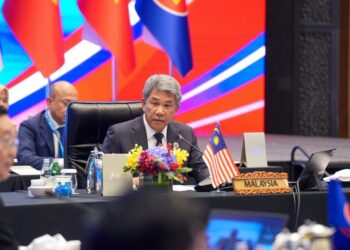 MOHAMAD Hasan mempengerusikan Mesyuarat Khas Menteri-Menteri Luar ASEAN mengenai krisis Thailand dan Kemboja di Kuala Lumpur, semalam. –  FACEBOOK MOHAMAD HASAN