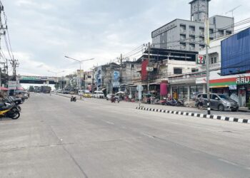 SUASANA di Sadao, Thailand yang menjadi antara pintu masuk serta laluan untuk ke Hat Yai lenggang tanpa kenderaan pelancong dari Malaysia meskipun sempena cuti hujung minggu dan musim cuti sekolah. 
– UTUSAN/IZLIZAN OTHMAN