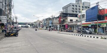 SUASANA di Sadao, Thailand yang menjadi antara pintu masuk serta laluan untuk ke Hat Yai lenggang tanpa kenderaan pelancong dari Malaysia meskipun sempena cuti hujung minggu dan musim cuti sekolah.
– UTUSAN/IZLIZAN OTHMAN