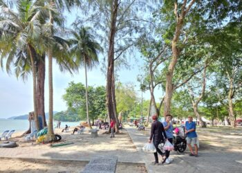 ORANG ramai yang berkunjung ke pantai Teluk Batik yang dibuka semula baru-baru ini selepas kejadian ombak besar yang merosakkan sebahagian pantai tersebut pada hujung November lalu. - UTUSAN/AIN SAFRE BIDIN