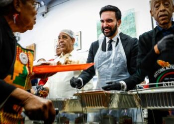 SESI turun padang, mendengar masalah rakyat, berjumpa peniaga kecil serta belia dan menyelesaikan isu di peringkat setempat perlu menjadi amalan biasa, bukan sekadar acara bermusim. – AFP