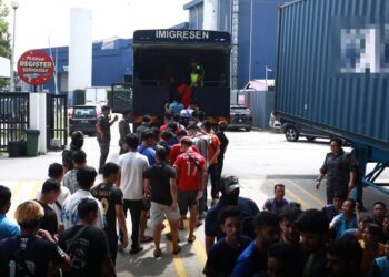 RISIKO pendatang asing tanpa izin (PATI) menggunakan kad UNHCR palsu sangat tinggi kerana mudah dipalsukan. - GAMBAR HIASAN