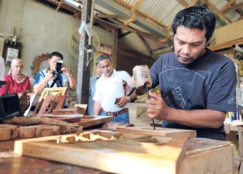 KAYU jati sudah lama terkenal sebagai bahan premium dalam pembuatan perabot.