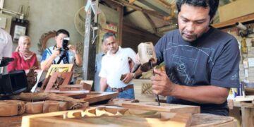 KAYU jati sudah lama terkenal sebagai bahan premium dalam pembuatan perabot.