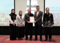 TENGKU Ab. Aziz (tiga dari kiri) menerima pensijilan Sistem Pengurusan Kualiti ISO 9001:2015 daripada Md Adha semasa majlis penyampaian sijil di Menara Merdeka 118.