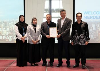 TENGKU Ab. Aziz (tiga dari kiri) menerima pensijilan Sistem Pengurusan Kualiti ISO 9001:2015 daripada Md Adha semasa majlis penyampaian sijil di Menara Merdeka 118.