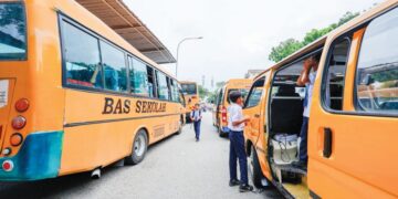 SEBARANG kenaikan tambang bas sekolah perlu melalui perbincangan antara ibu bapa dan pengusaha. 
– UTUSAN/SHIDDIEQIIN ZON