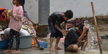 KANAK-KANAK menggunakan air lecak untuk membersihkan diri apabila kediaman mereka terputus bekalan air bersih susulan kejadian banjir dan tanah runtuh dekat Kampung Meunasah Blang, di Pidie Jaya, Aceh. – AIM