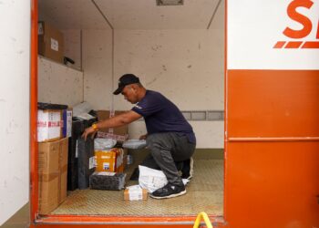 GAYA hidup masyarakat semakin bergantung kepada perkhidmatan penghantaran sebagai sebahagian daripada rutin harian.