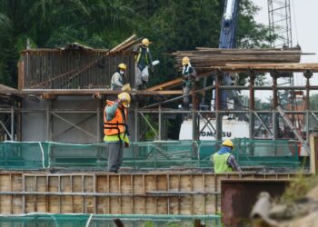 WARGA asing kelihatan terlalu mudah memiliki motosikal dan kereta, seolah-olah menetap tetap tanpa niat pulang.