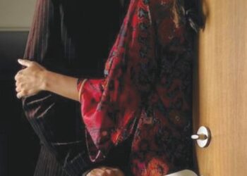 REMAJA yang belum matang emosi dan agama mudah terperangkap apabila tidak dapat membezakan antara interaksi sosial sihat atau dorongan nafsu.-GAMBAR HIASAN