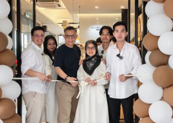 RAFFIL Jamil (kanan) bergambar kenangan bersama ahli keluarganya sempena perasmian restoran Bienz di Putrajaya pada Sabtu lalu.