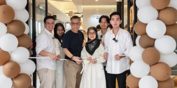 RAFFIL Jamil (kanan) bergambar kenangan bersama ahli keluarganya sempena perasmian restoran Bienz di Putrajaya pada Sabtu lalu.