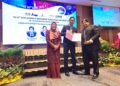 YUSUF Taiyoob (kanan) ketika menerima anugerah Pemimpin Perniagaan Terbilang untuk Kesan Sosial 2025 sempena AAMC 2025 
di Bayan Lepas, Pulau Pinang, semalam.