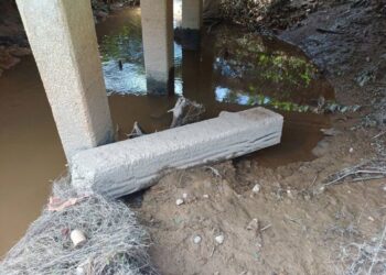 STRUKTUR Jambatan Bukit Damar di Marang, Terengganu yang patah dan dibawa arus deras air semasa banjir baru-baru ini.