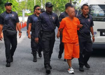 SUSPEK utama kes penemuan mayat seorang wanita yang ditanam di belakang sebuah rumah tidak berpenghuni di Rembau dibawa ke Mahkamah Majistret Seremban kelmarin bagi permohonan reman.-UTUSAN/MOHD. SHAHJEHAN MAAMIN.