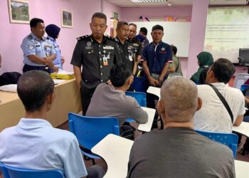 CHARIN Promwichit memberi kata-kata nasihat kepada banduan yang terpilih pada Majlis PBSL Ihsan Madani sempena sambutan Krismas 2025 di Penjara Pokok Sena, Kedah.