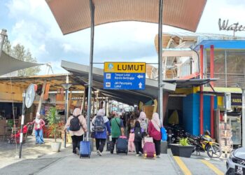 PELANCONG menuju ke jeti di Lumut bagi menaiki feri ke
Pulau Pangkor ketika tinjauan Utusan Malaysia semalam.