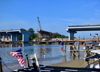 PELAKSANAAN projek menaik taraf jambatan merentasi Sungai Marang, Jalan Kuala Terengganu– Kuantan di Marang, Terengganu kini mencatatkan kemajuan fizikal sebanyak 62.37 peratus. - UTUSAN/PUQTRA HAIRRY