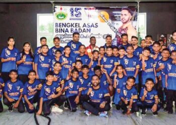 Dr. K. Jey Prabakaran (berdiri tengah baris belakang) bergambar bersama murid Sekolah Jenis Kebangsaan Tamil (SJKT) Jerantut selepas menyertai Bengkel Asas Bina Badan anjuran Kelab Bina Badan KJEY baru-baru ini.