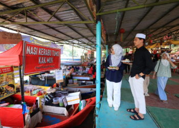 OPERASI Pasar Terapung Sri Tanjong, Kepulauan Tumpat, Kelantan ditutup buat sementara waktu bermula semalam susulan musim tengkujuh. – UTUSAN/KAMARUL BISMI KAMARULZAMAN