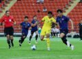 Pemain Thailand, Chanapach Buaphan (kanan) mengejar bola dari pemain Malaysia, Muhammad Haqimi Azim Rosli pada perlawanan bola Sukan SEA Thailand 2025 di Stadium Kebangsaan Rajamangala di sini hari ini. GAMBAR: FARIZ RUSADIO