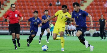 Pemain Thailand, Chanapach Buaphan (kanan) mengejar bola dari pemain Malaysia, Muhammad Haqimi Azim Rosli pada perlawanan bola Sukan SEA Thailand 2025 di Stadium Kebangsaan Rajamangala di sini hari ini. GAMBAR: FARIZ RUSADIO
