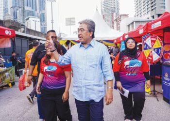 JOHARI Abdul Ghani (tengah) ketika melawat gerai-gerai pada Majlis Pelancaran Citrawarna Kampung Baru di Kuala Lumpur, semalam. 
– UTUSAN/ISKANDAR ISHAK