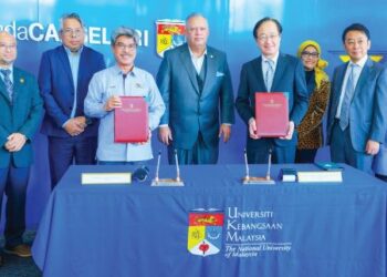 Dr. Sufian Jusoh (tiga dari kiri) dan Dr. Masu Kazuya memegang dokumen MoU yang telah ditandatangani disaksikan Mohamad Salim Fateh Din pada majlis menandatangani MoU antara UKM 
dan AIST di Bangi baru-baru ini.